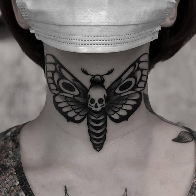 женская тату на шее мотылек