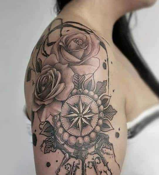 тату на плече компас