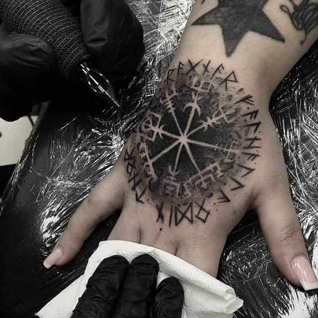 тату руны на кисти