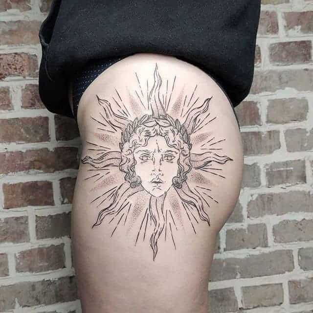 тату солнце на бедре