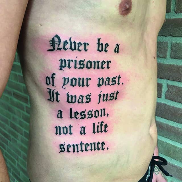 тату надпись на английском на ребрах мужская