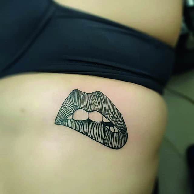 тату губы на ребрах