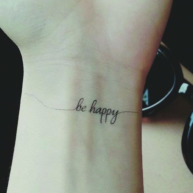 надпись женская на запястье тату