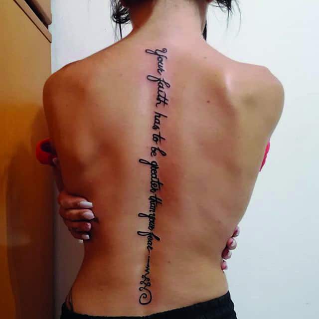 тату надпись на позвоночнике