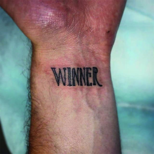 надпись мужская на запястье тату