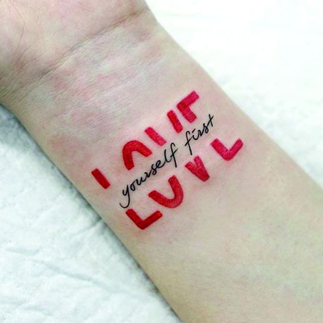 надпись красная на запястье тату