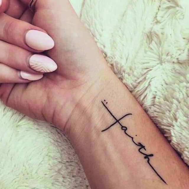 слово на английском на запястье тату