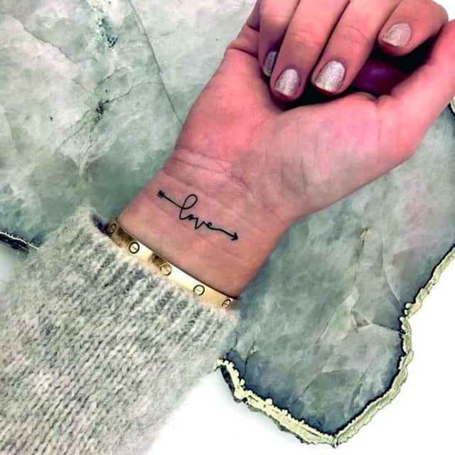 слово девушке на запястье тату