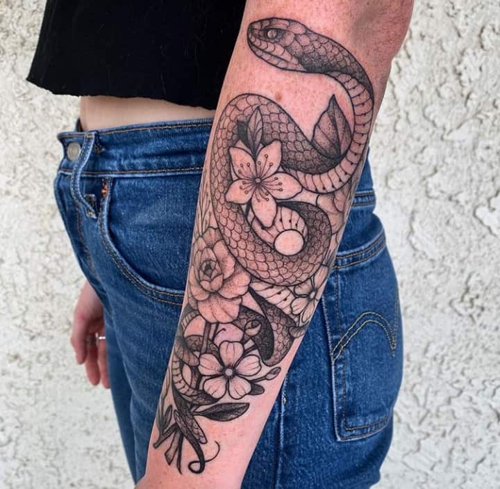 фото тату на руке змея