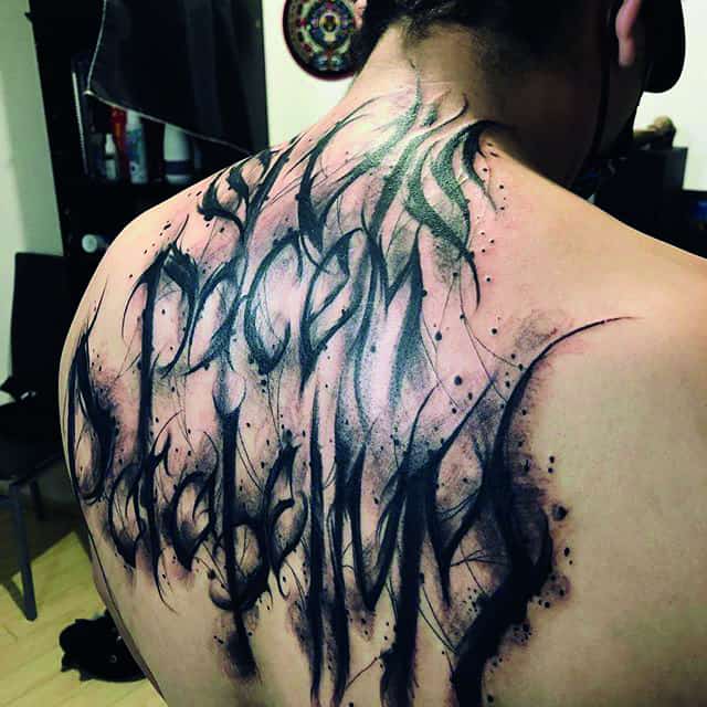 тату надпись на спине мужская