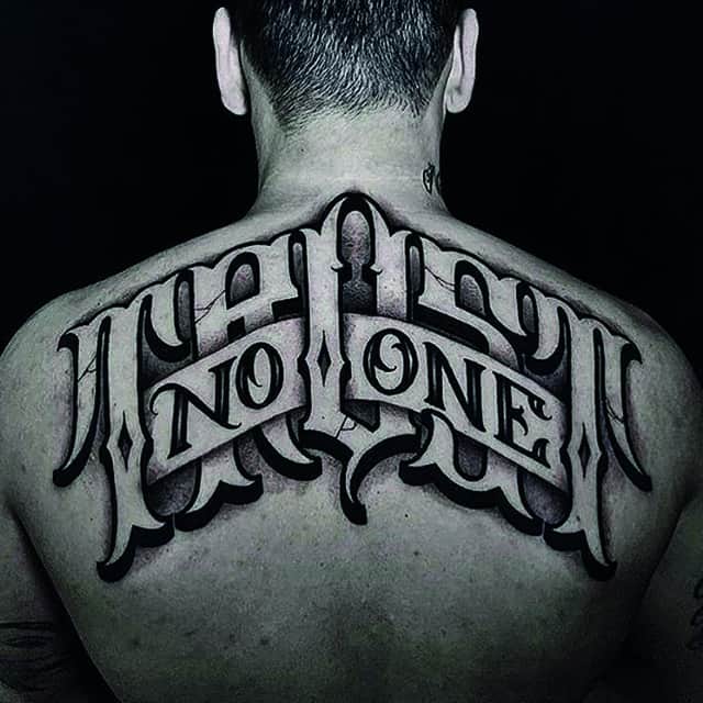 тату надпись на английском на спине