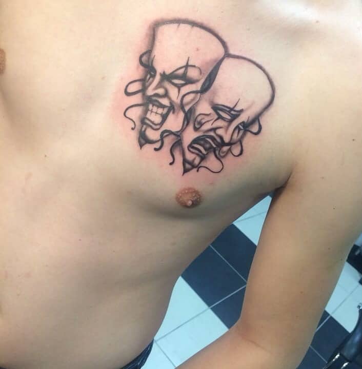тату маска на груди