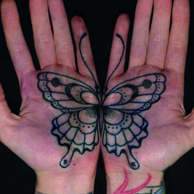 тату на ладони бабочка