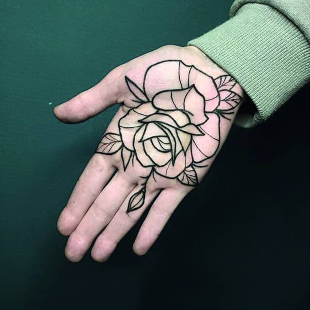 тату на ладони роза