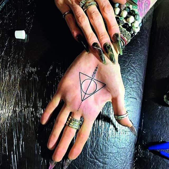 тату на ладони треугольник