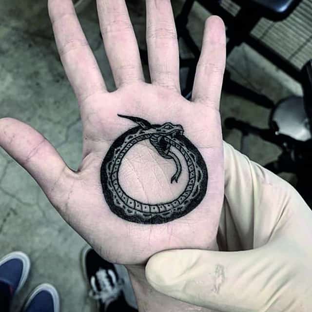 тату на ладони уроборос