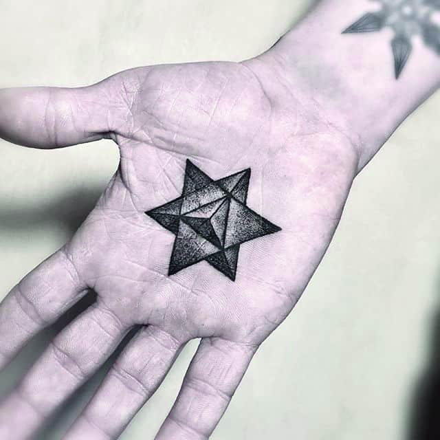 тату на ладони фигура