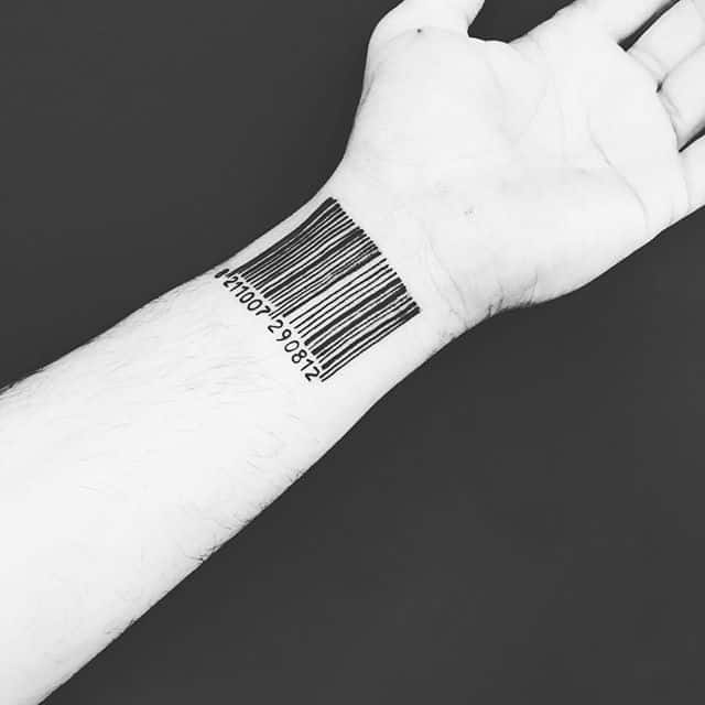 штрих код тату на запястье