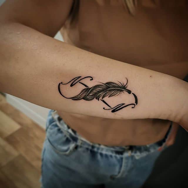 женское тату бесконечность