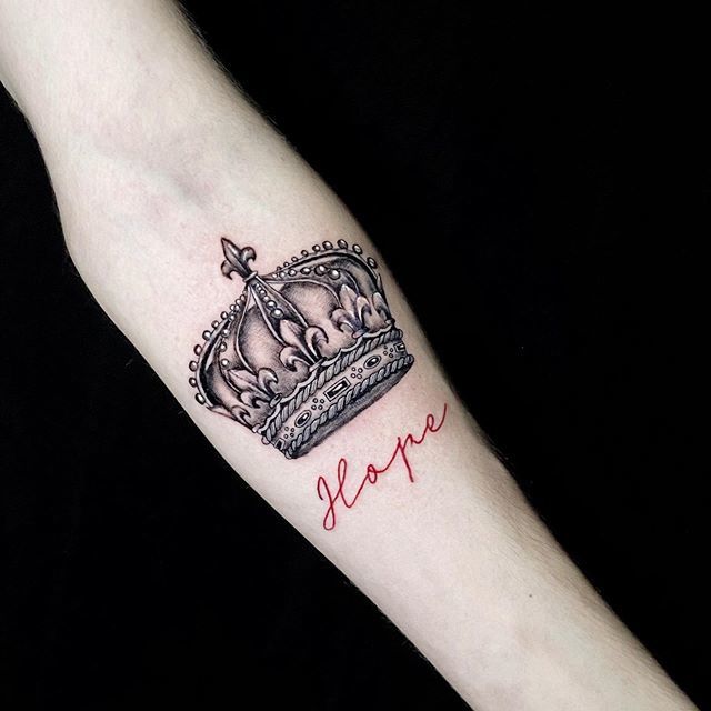 женское тату корона