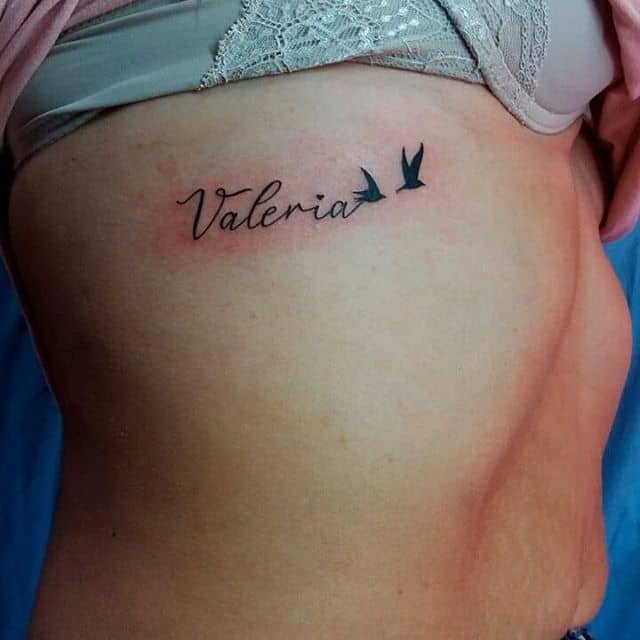 тату имя ребенка на ребрах