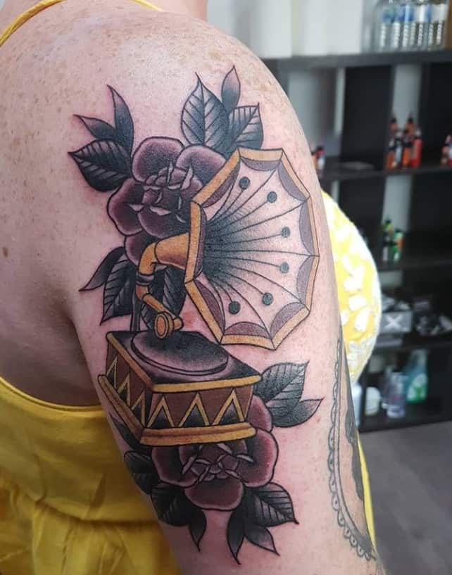 патефон женская тату