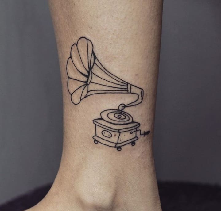 Патефон на лодыжке