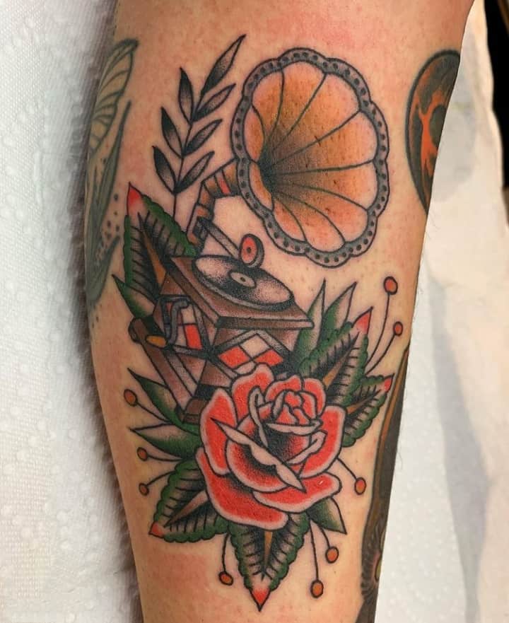 Тату граммофон с цветами