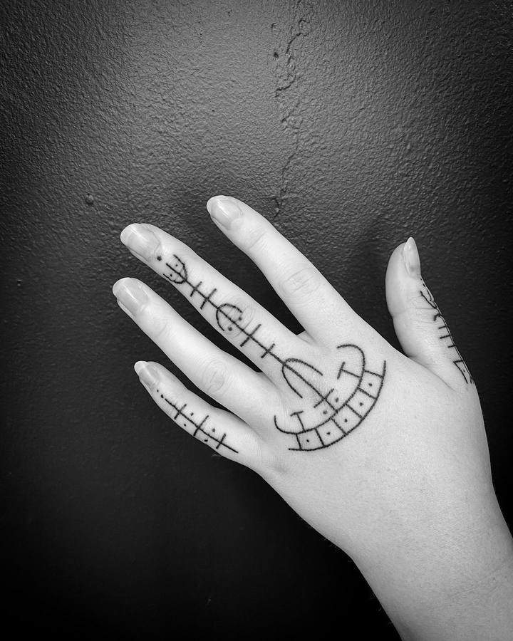 хендпоук тату на руке