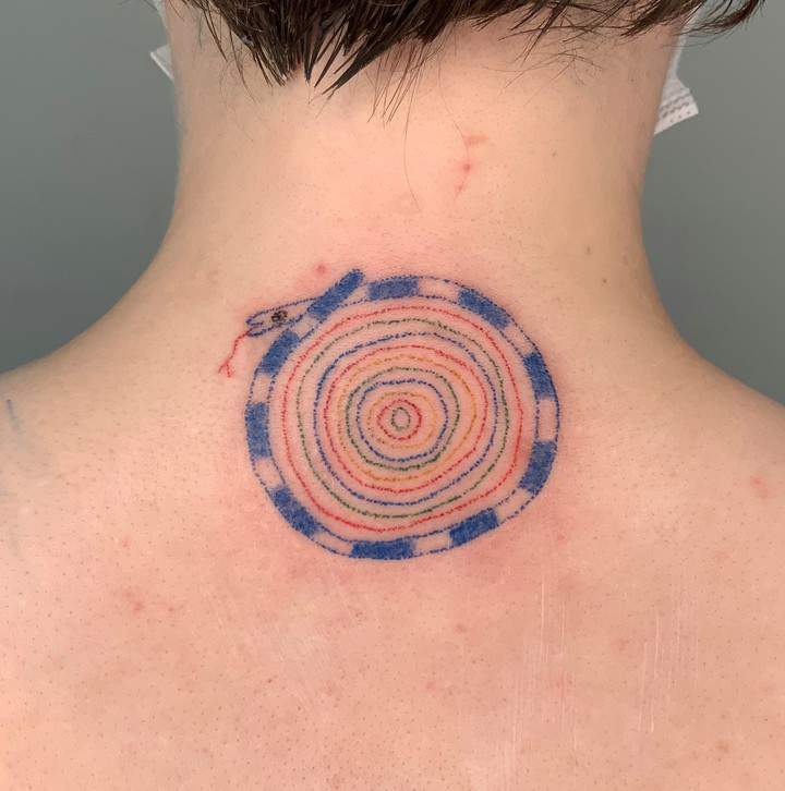 хендпоук тату на затылке