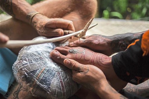 хендпоук тату