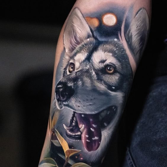 Тату собака на руку в реалістичному стилі