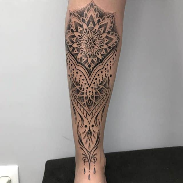 мандала тату на ноге