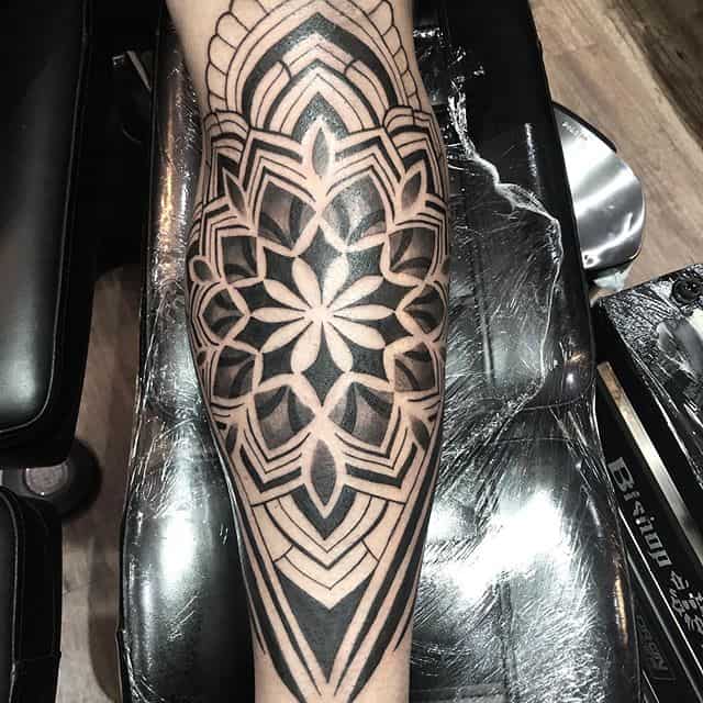 тату мандала чб на ноге