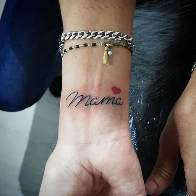 тату имя и сердечко