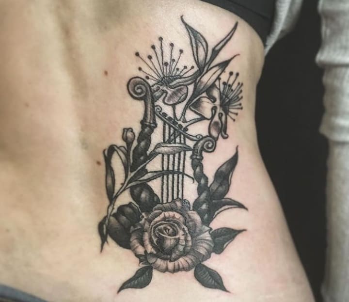 тату арфа чб