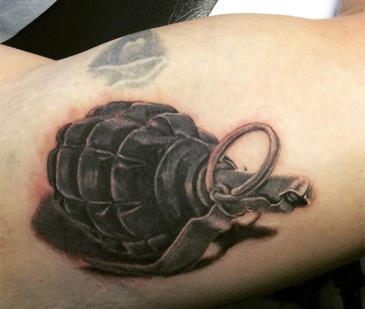 Тату граната реализм