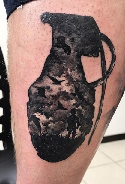 Тату граната чб