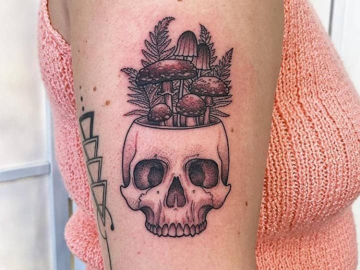 Тату гриб в черепе