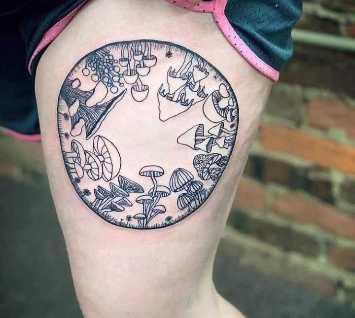 Тату грибы в круге