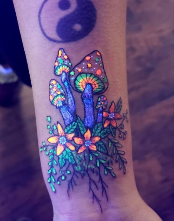 Тату гриб светится 