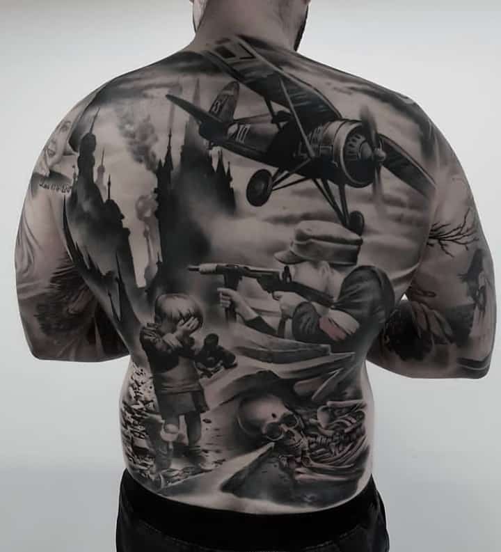 мужское тату на спине самолет