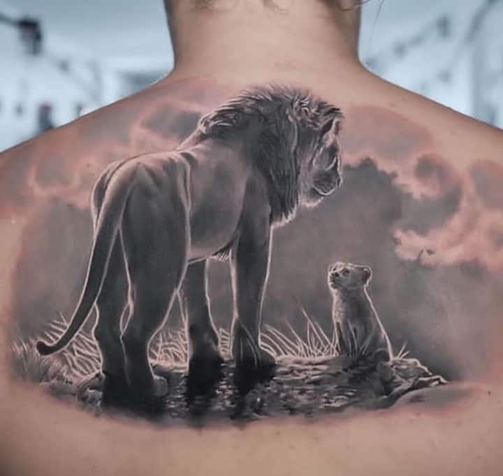 мужское тату на спине лев