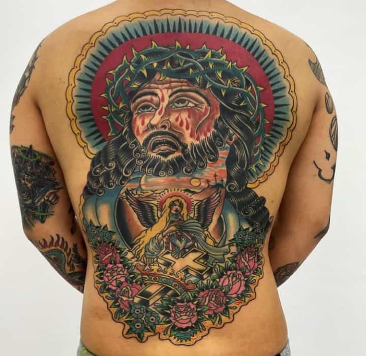 мужское тату на спине религиозное