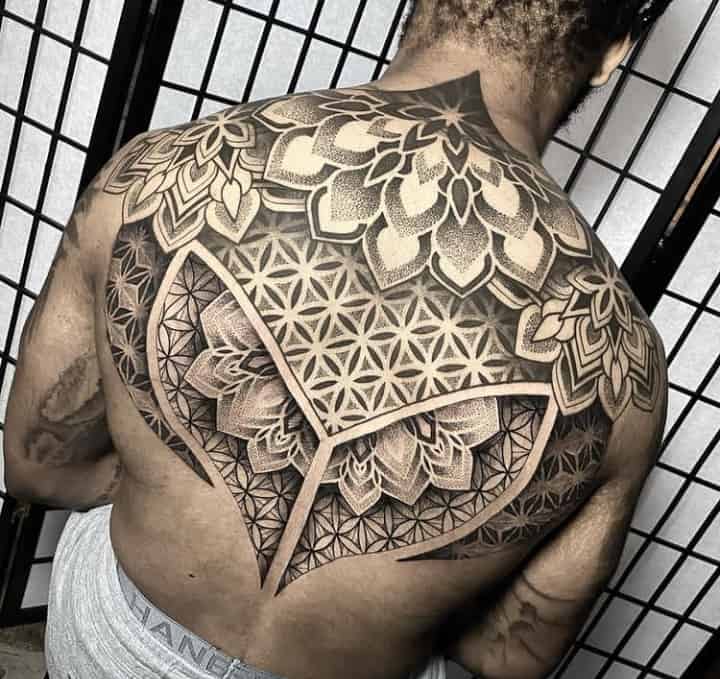 мужское тату на спине дотворк