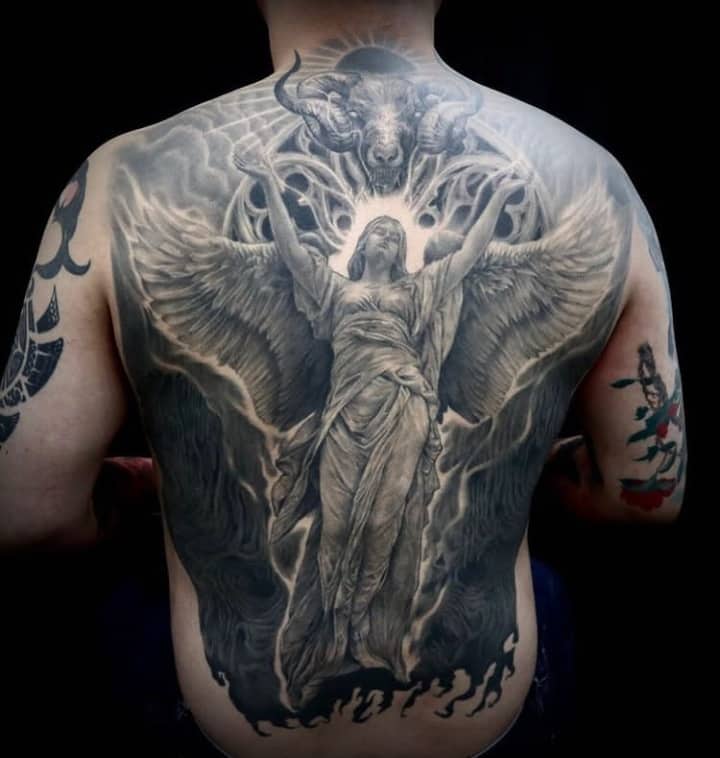 мужское тату на спине ангел