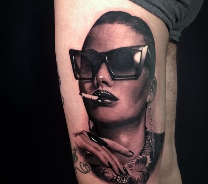 тату портрет с очками