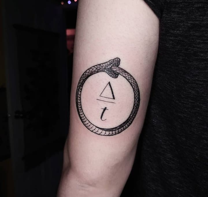 тату уроборос чб