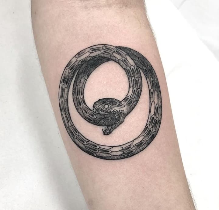 тату уроборос на руке