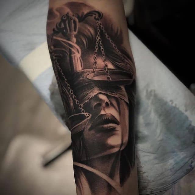 тату фемида реализм